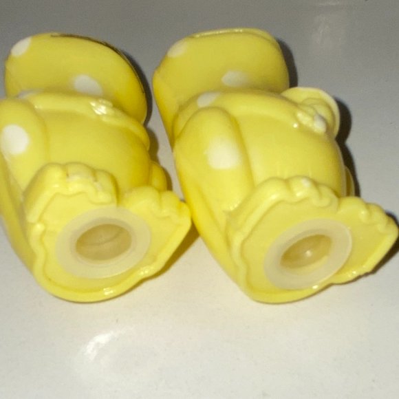 Plastic Yellow Frogs Salt and Pepper Shakers Kitsch Vintage 1950s Collectible - Picture 4 of 4